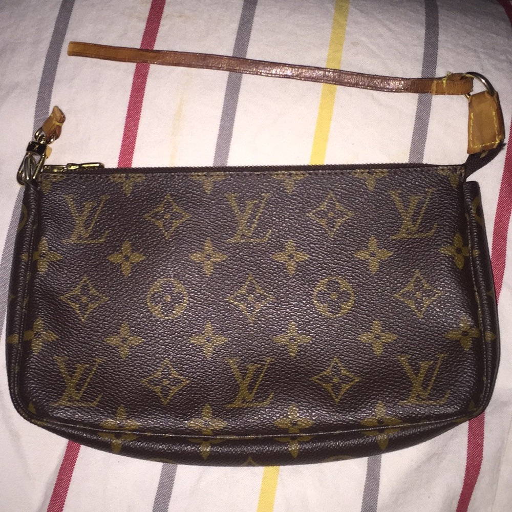 Louis Vuitton monogram classic pochette Clutch